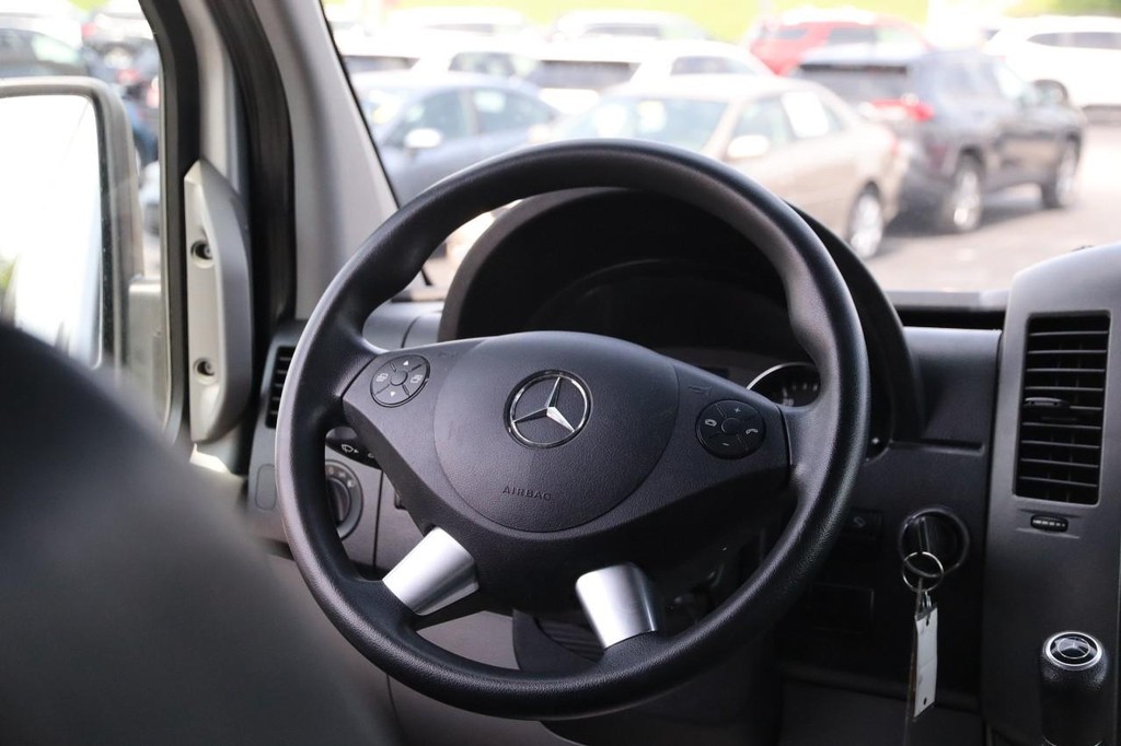 Mercedes-Benz Sprinter Crew Vans Vehicle Full-screen Gallery Image 24