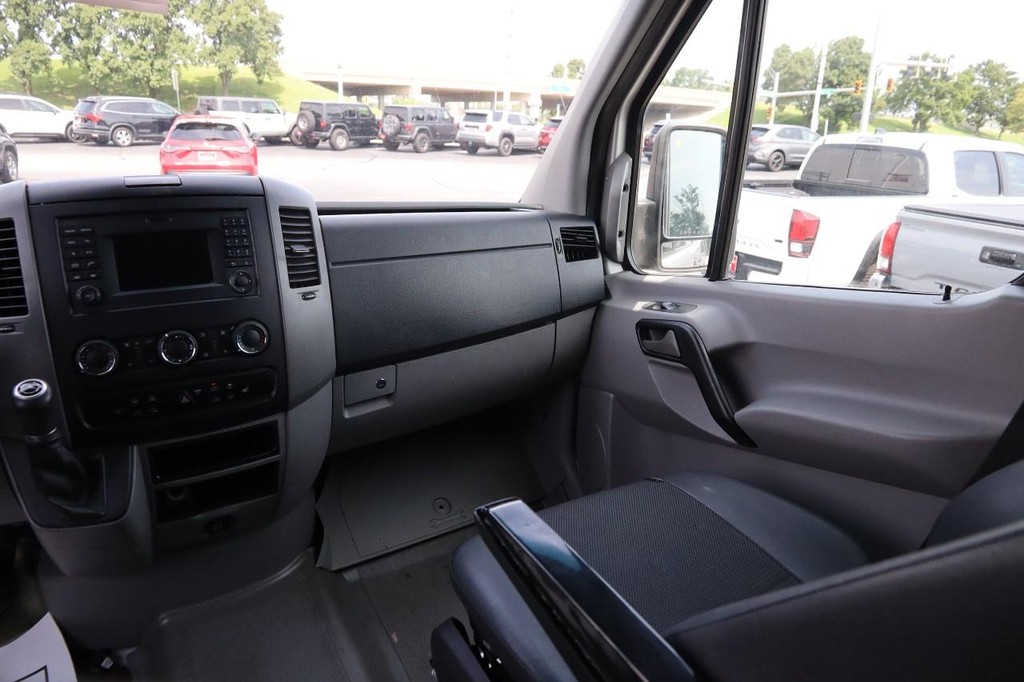 Mercedes-Benz Sprinter Crew Vans Vehicle Full-screen Gallery Image 26