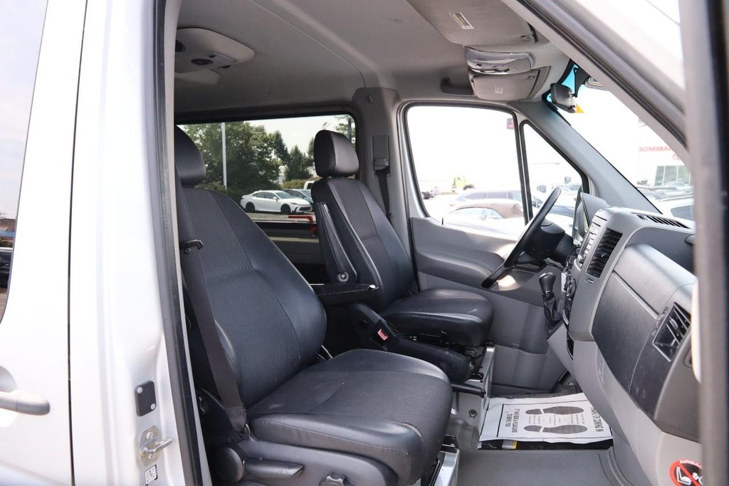 Mercedes-Benz Sprinter Crew Vans Vehicle Full-screen Gallery Image 27