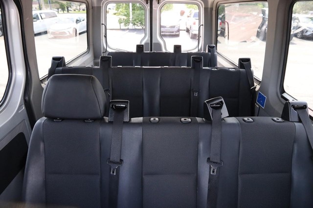 Mercedes-Benz Sprinter Crew Vans Vehicle Image 21