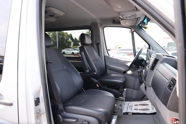 Mercedes-Benz Sprinter Crew Vans Vehicle Image 27