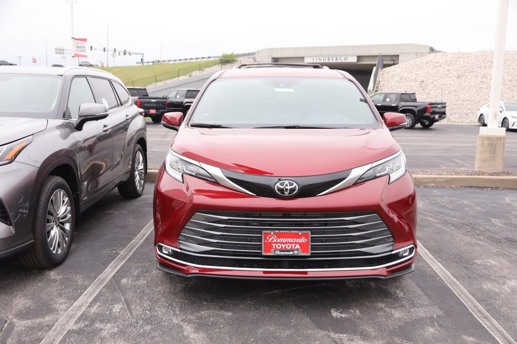 Toyota Sienna Vehicle Full-screen Gallery Image 3