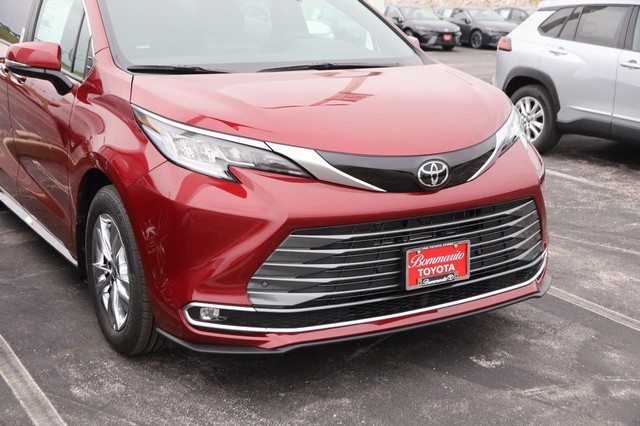 Toyota Sienna Vehicle Image 02