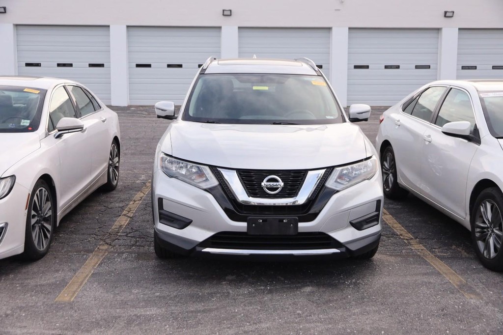 Nissan Rogue Vehicle Full-screen Gallery Image 3