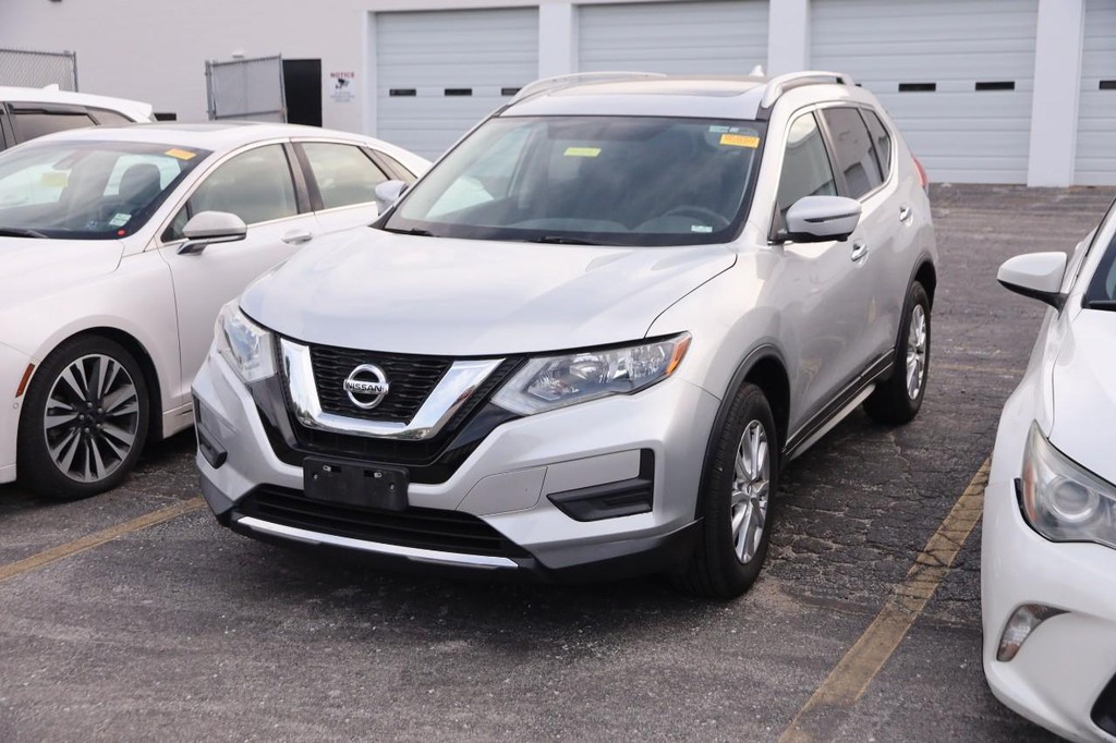 Nissan Rogue Vehicle Full-screen Gallery Image 4