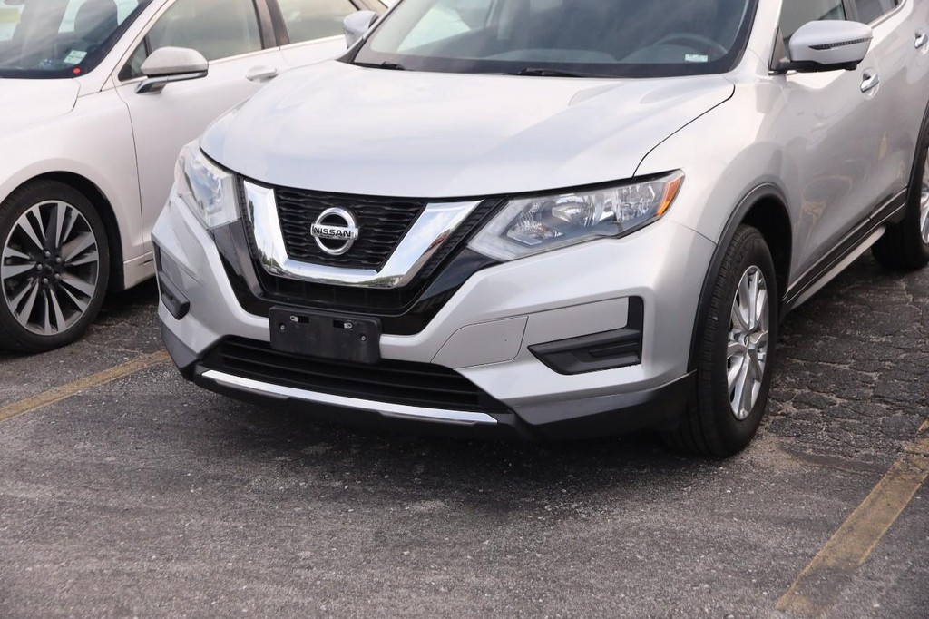 Nissan Rogue Vehicle Full-screen Gallery Image 5