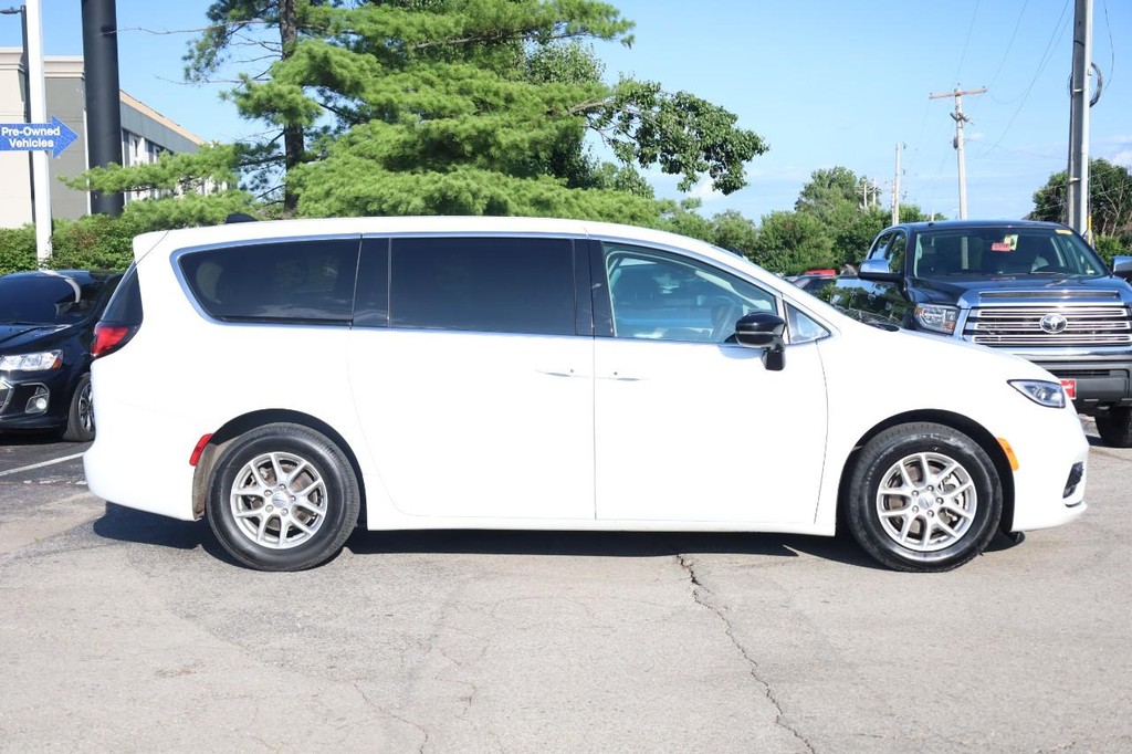 Chrysler Pacifica Vehicle Full-screen Gallery Image 05