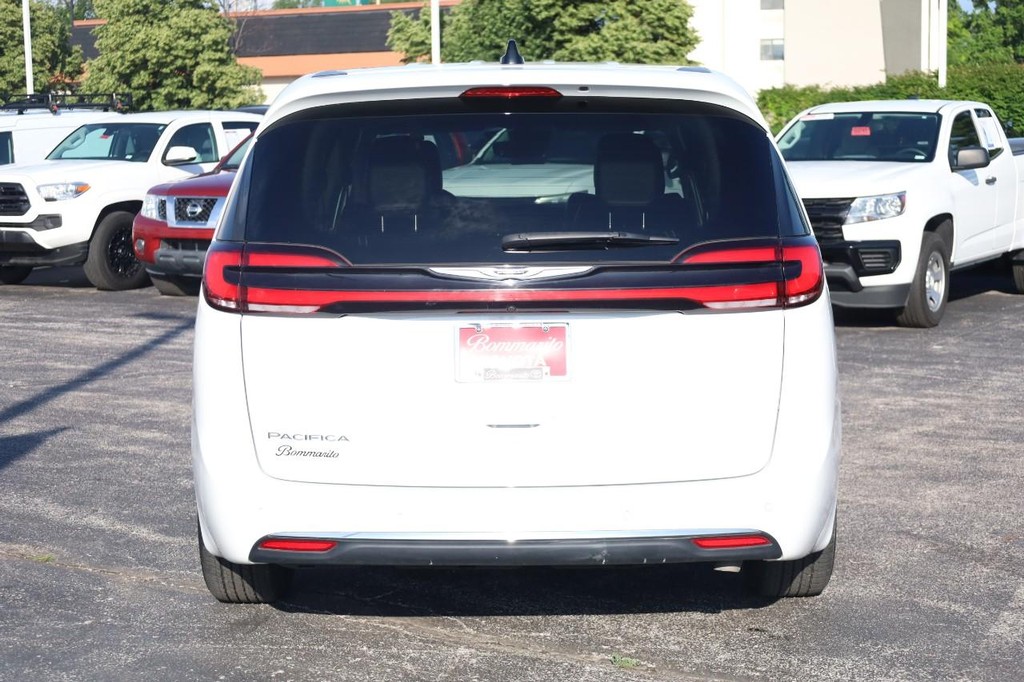 Chrysler Pacifica Vehicle Full-screen Gallery Image 06
