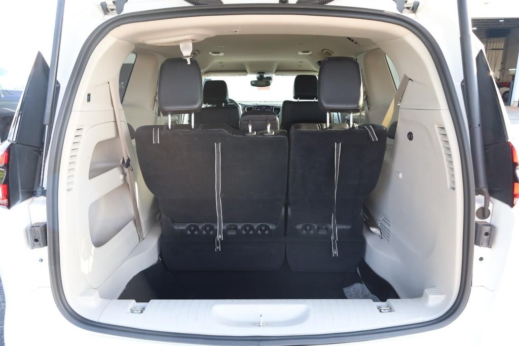 Chrysler Pacifica Vehicle Full-screen Gallery Image 07