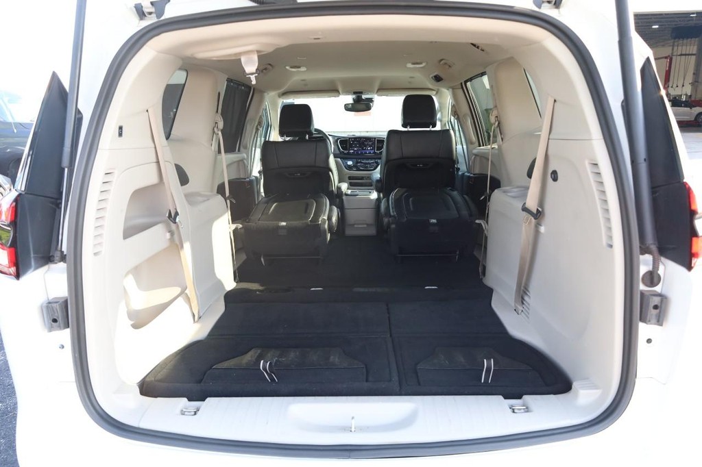 Chrysler Pacifica Vehicle Full-screen Gallery Image 09