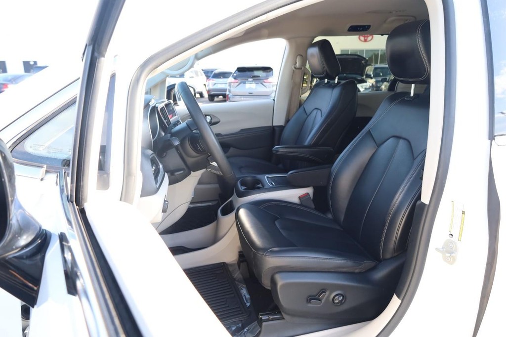 Chrysler Pacifica Vehicle Full-screen Gallery Image 10