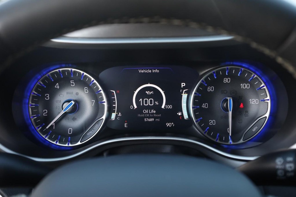 Chrysler Pacifica Vehicle Full-screen Gallery Image 12