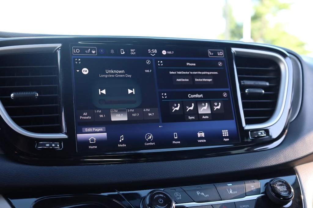 Chrysler Pacifica Vehicle Full-screen Gallery Image 13