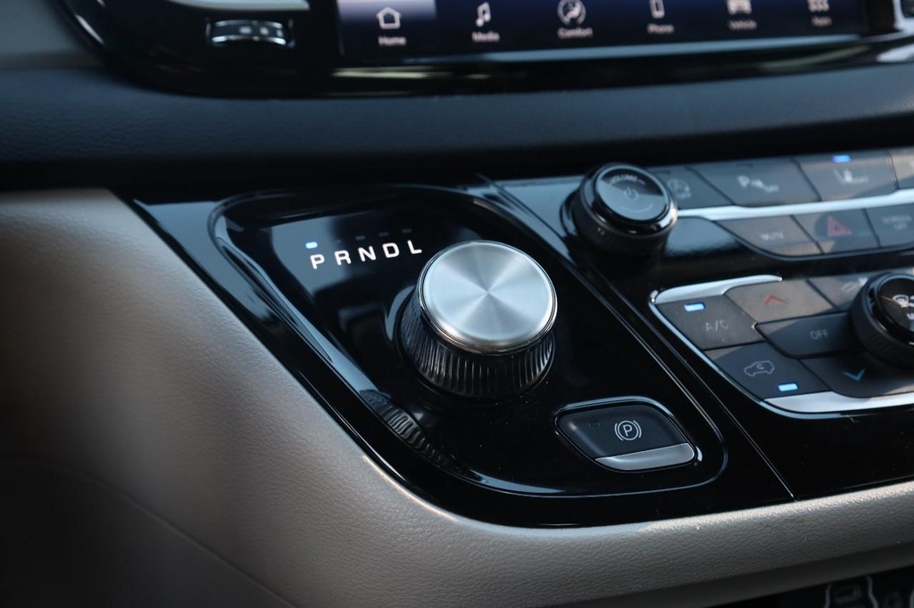 Chrysler Pacifica Vehicle Full-screen Gallery Image 16