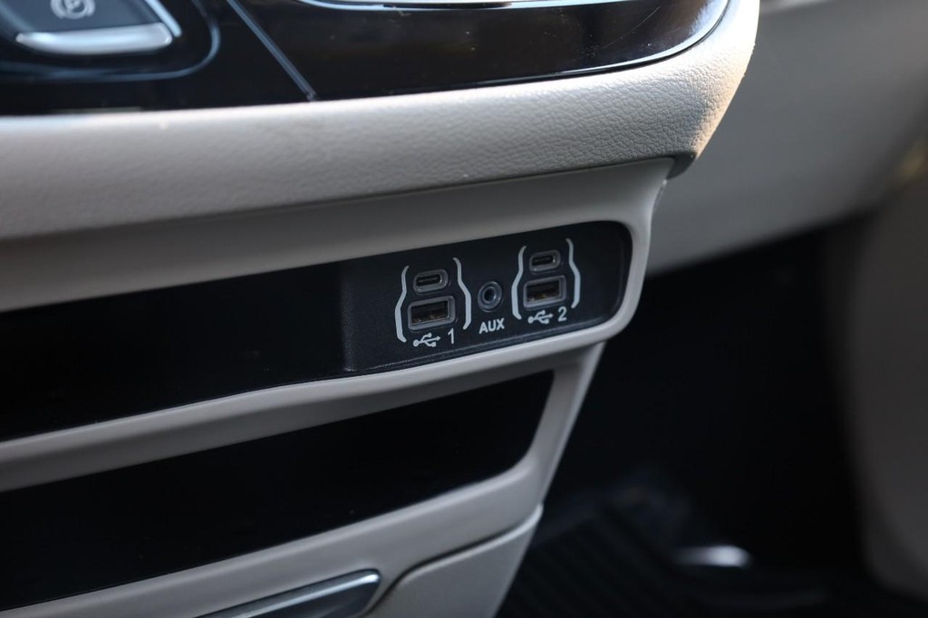 Chrysler Pacifica Vehicle Full-screen Gallery Image 17