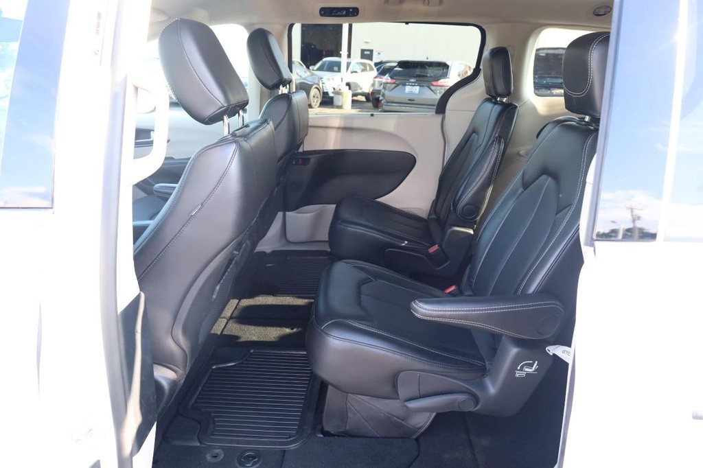 Chrysler Pacifica Vehicle Full-screen Gallery Image 24