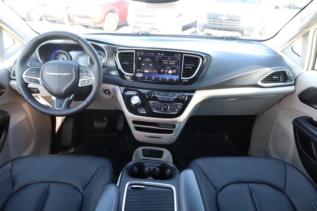 Chrysler Pacifica Vehicle Full-screen Gallery Image 26
