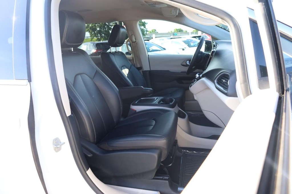 Chrysler Pacifica Vehicle Full-screen Gallery Image 29