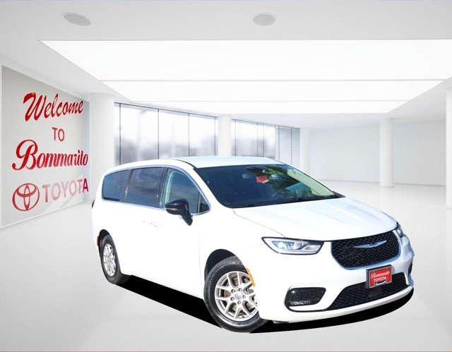 Chrysler Pacifica Vehicle Image 02
