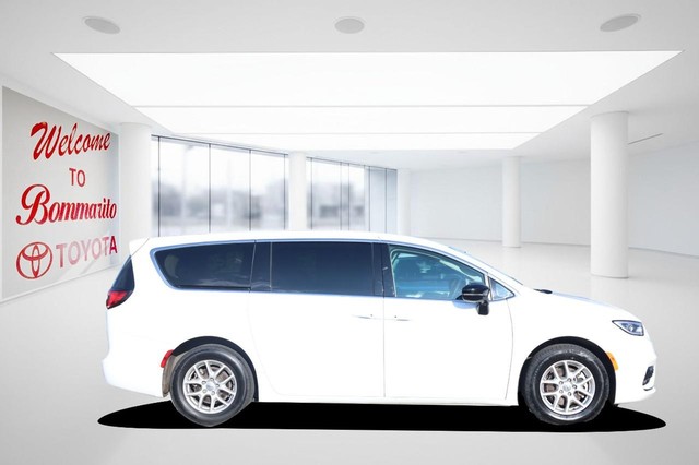 Chrysler Pacifica Vehicle Image 05