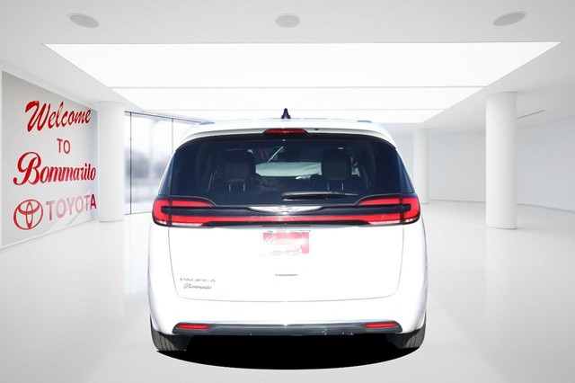 Chrysler Pacifica Vehicle Image 06