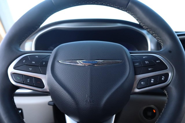 Chrysler Pacifica Vehicle Image 11