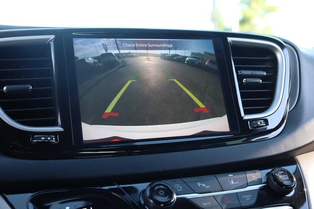 Chrysler Pacifica Vehicle Image 14