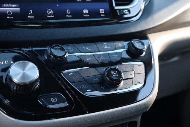 Chrysler Pacifica Vehicle Image 15