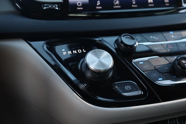 Chrysler Pacifica Vehicle Image 16