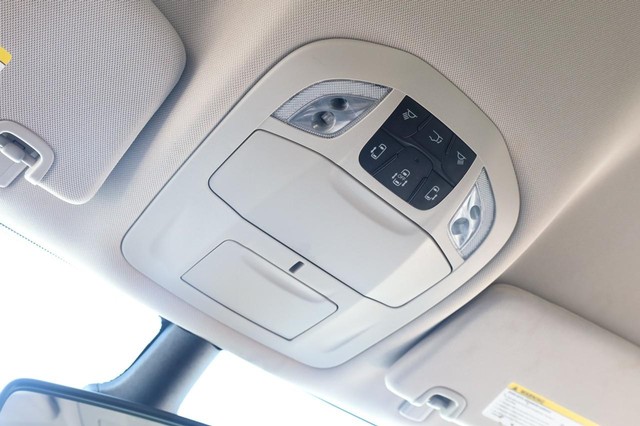 Chrysler Pacifica Vehicle Image 19