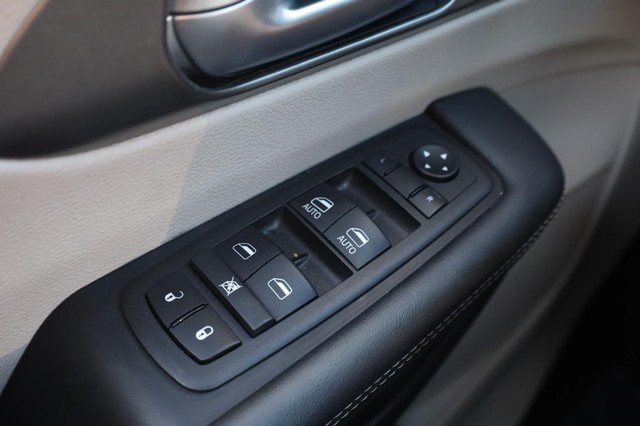 Chrysler Pacifica Vehicle Image 20
