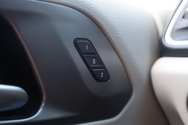 Chrysler Pacifica Vehicle Image 21