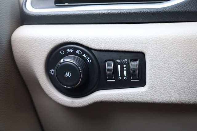 Chrysler Pacifica Vehicle Image 22