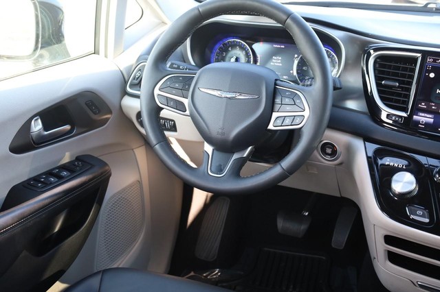 Chrysler Pacifica Vehicle Image 27