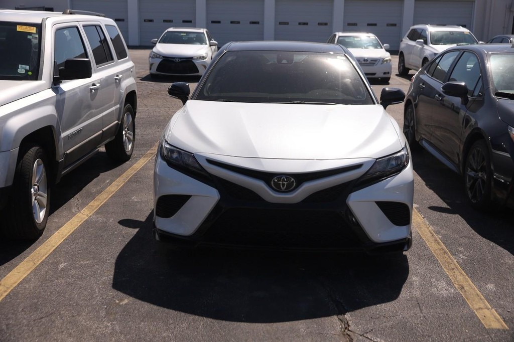 Toyota Camry Vehicle Full-screen Gallery Image 3