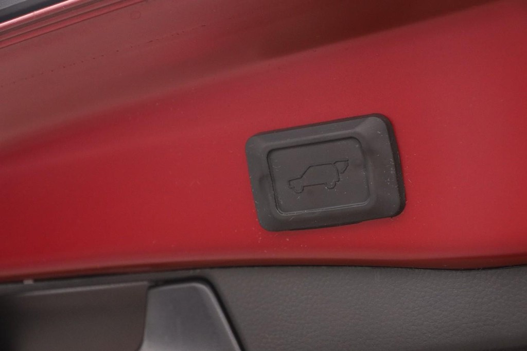 Toyota RAV4 Vehicle Full-screen Gallery Image 8