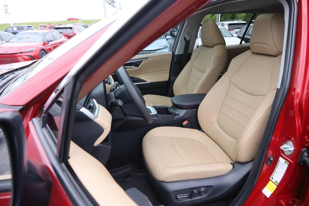 Toyota RAV4 Vehicle Full-screen Gallery Image 10