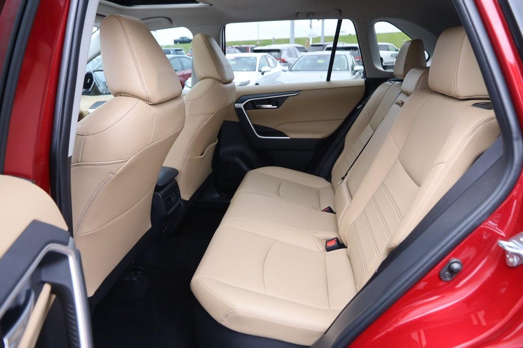 Toyota RAV4 Vehicle Full-screen Gallery Image 11