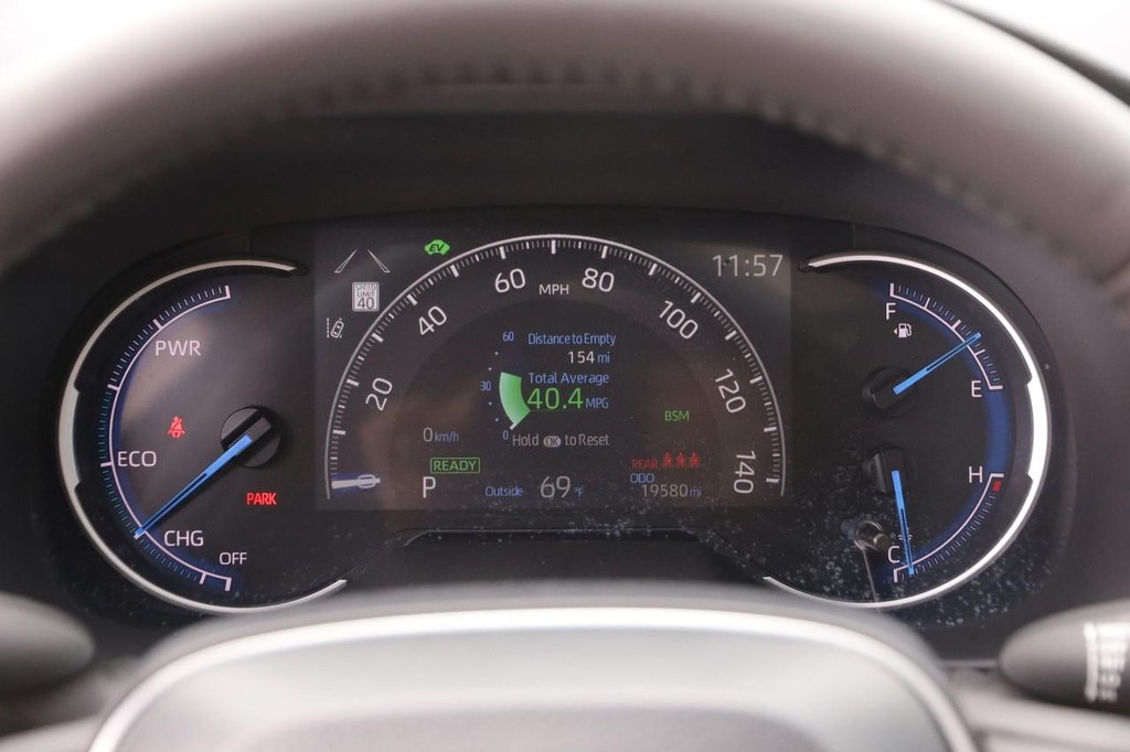 Toyota RAV4 Vehicle Full-screen Gallery Image 15