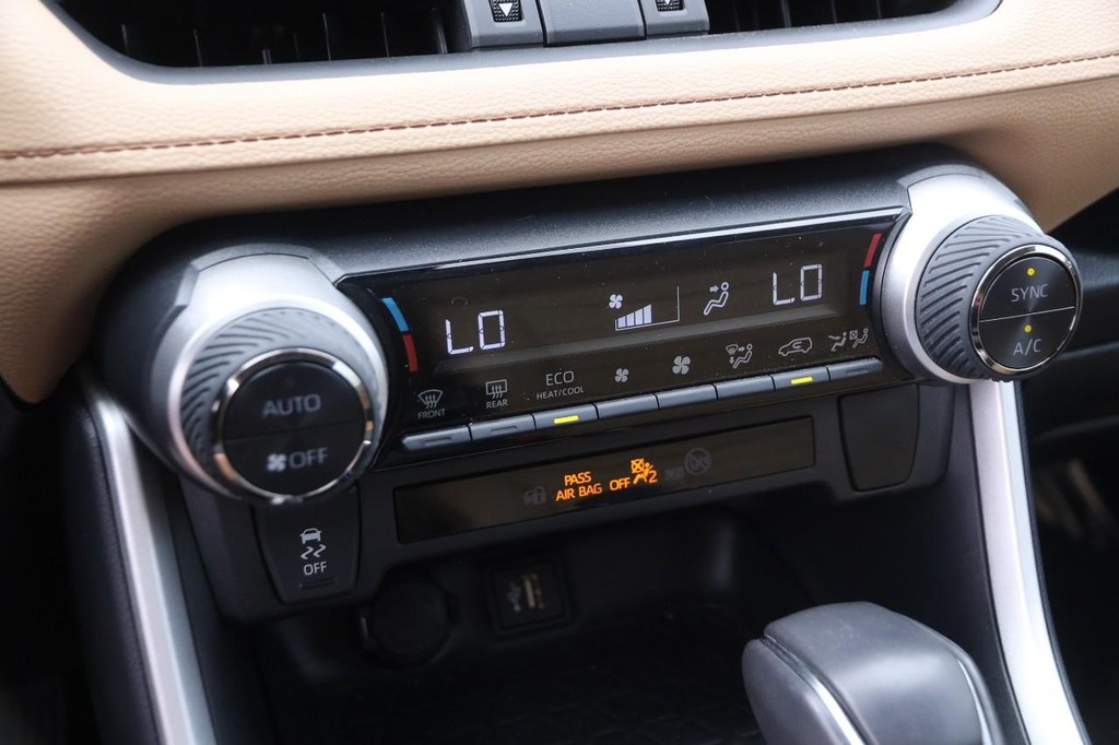 Toyota RAV4 Vehicle Full-screen Gallery Image 19