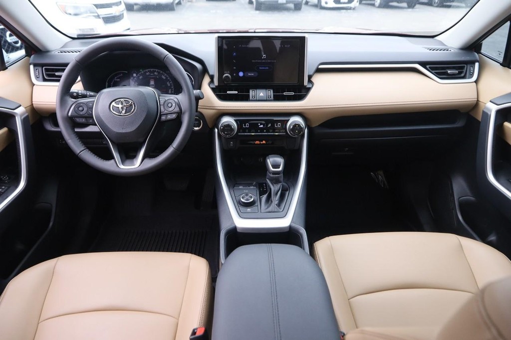 Toyota RAV4 Vehicle Full-screen Gallery Image 22