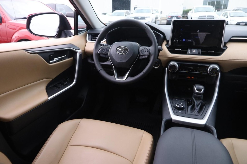 Toyota RAV4 Vehicle Full-screen Gallery Image 23