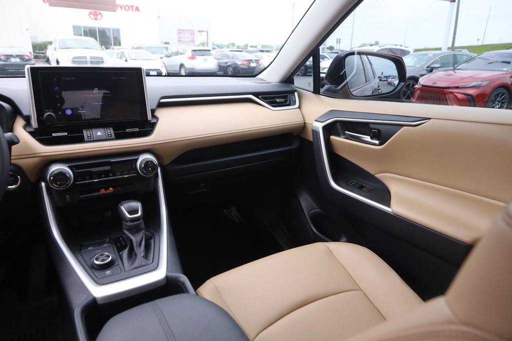 Toyota RAV4 Vehicle Full-screen Gallery Image 26