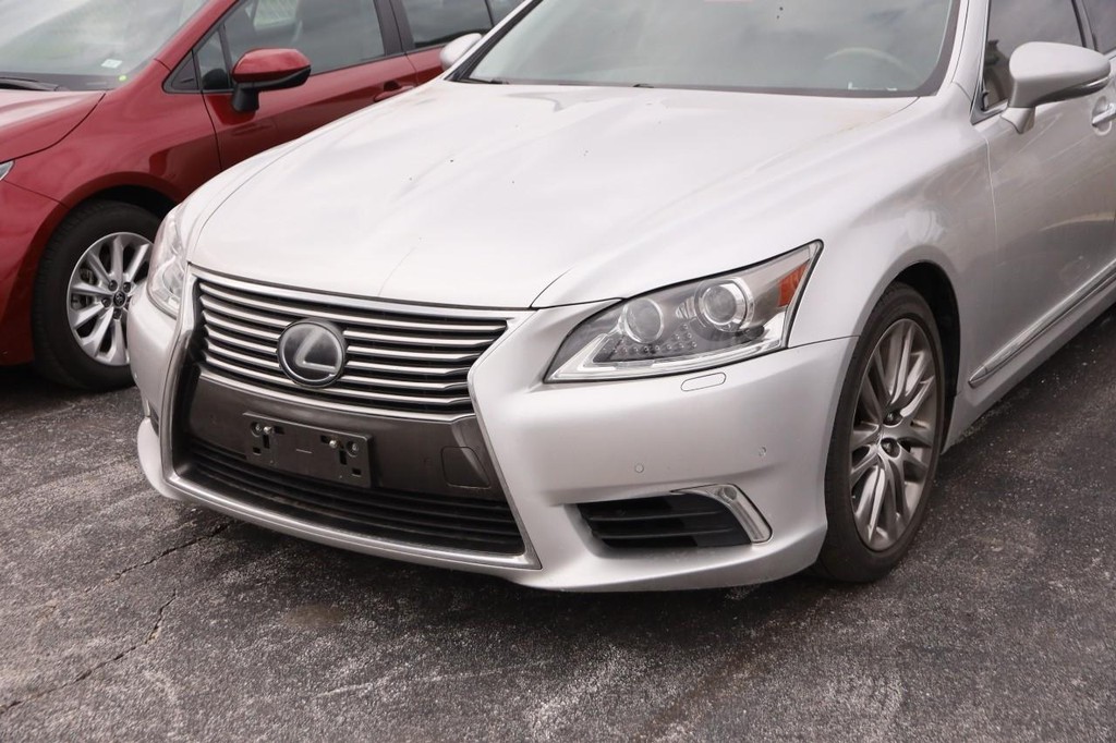 Lexus LS 460 Vehicle Full-screen Gallery Image 5
