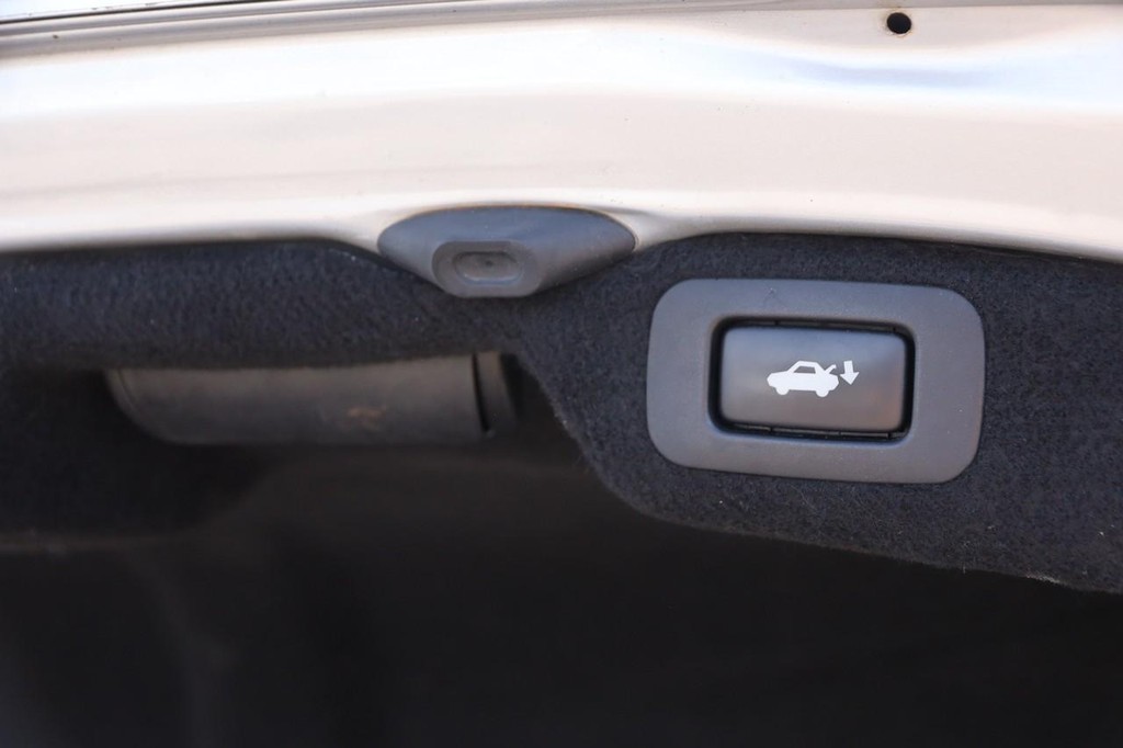 Lexus LS 460 Vehicle Full-screen Gallery Image 8