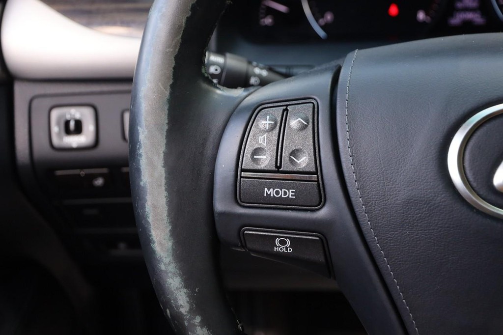 Lexus LS 460 Vehicle Full-screen Gallery Image 11