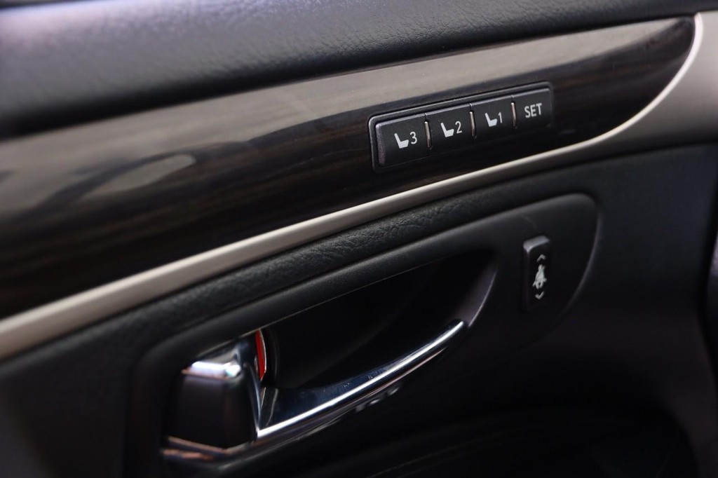 Lexus LS 460 Vehicle Full-screen Gallery Image 22