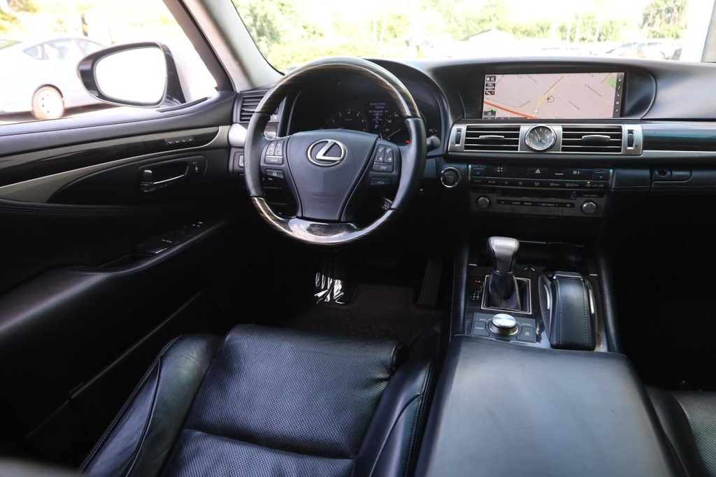 Lexus LS 460 Vehicle Full-screen Gallery Image 24