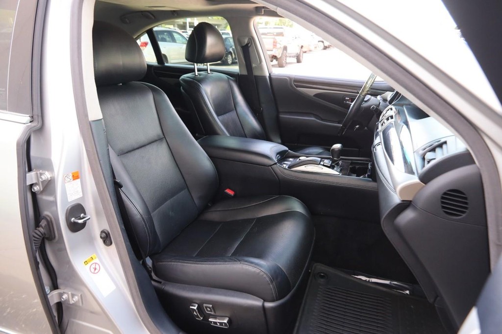 Lexus LS 460 Vehicle Full-screen Gallery Image 28