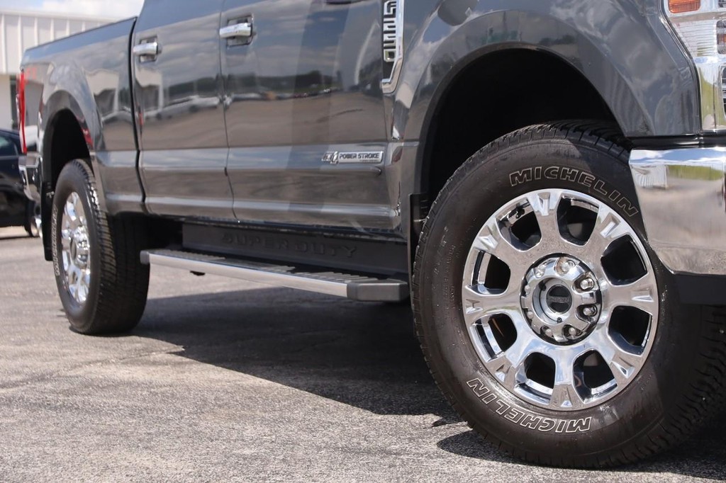 Ford Super Duty F-250 SRW Vehicle Full-screen Gallery Image 3